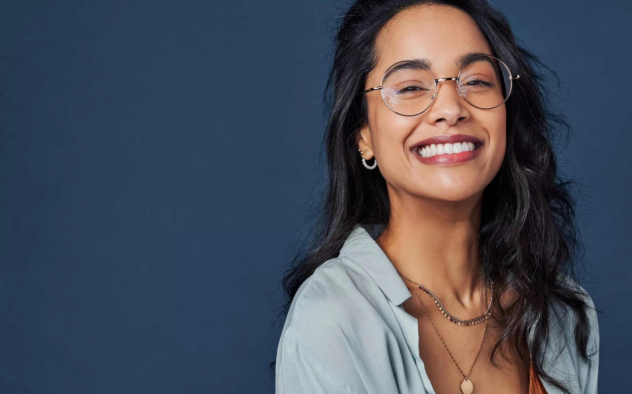 Ragazza bella e sorridente su sfondo blu